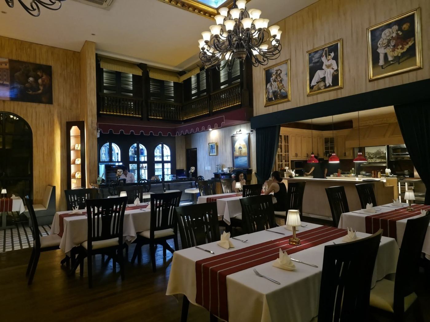 Piccolo Padre B29 dining room