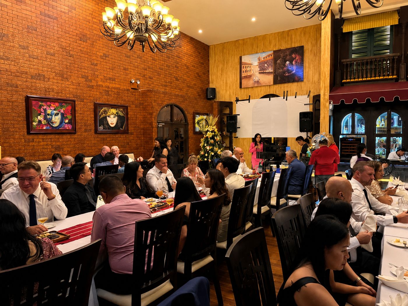 Piccolo Padre B29 dining room full of guests
